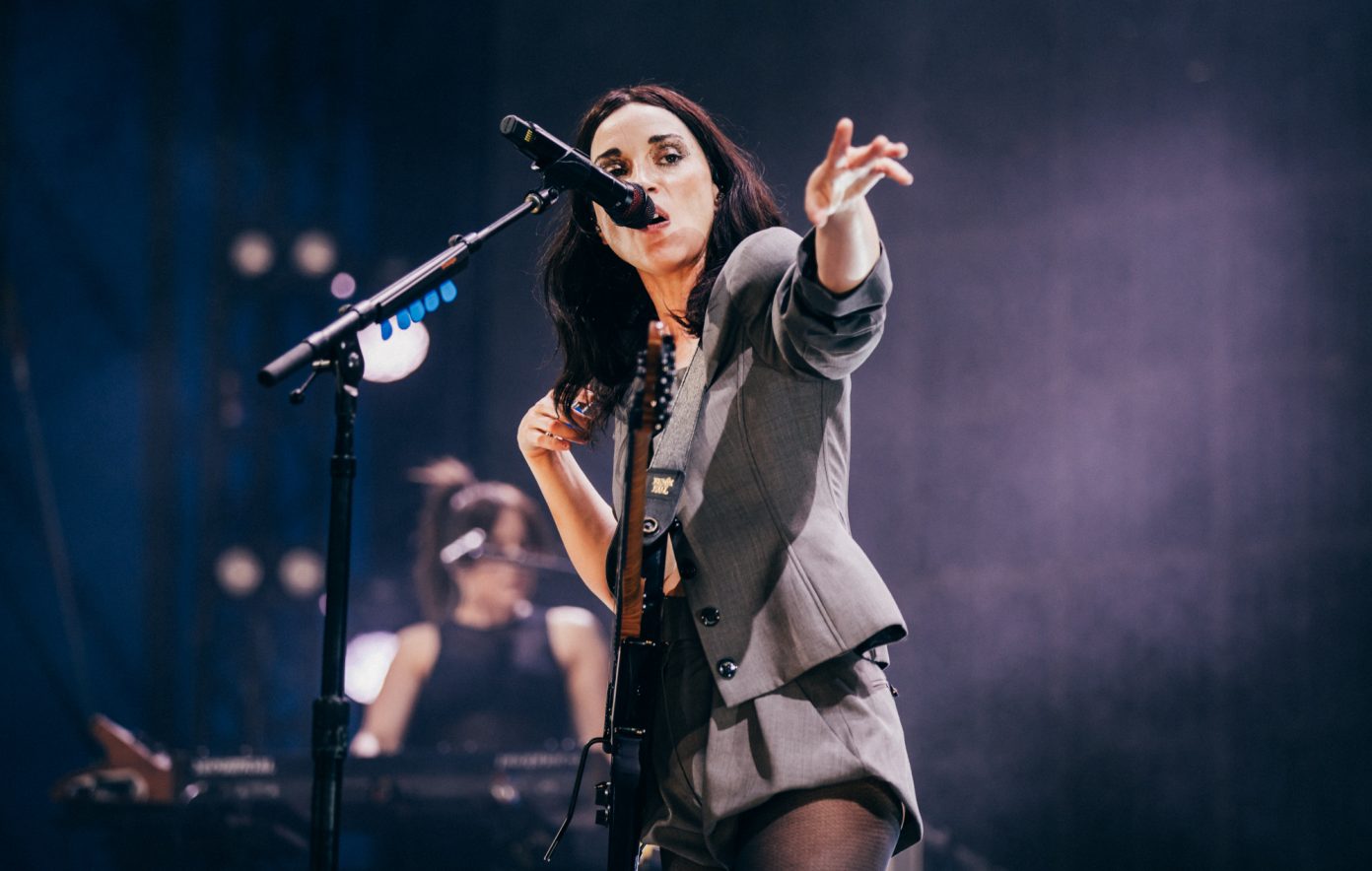 Энни Кларк (St. Vincent) на репетиции с оркестром Джулса Баки в Royal Albert Hall.