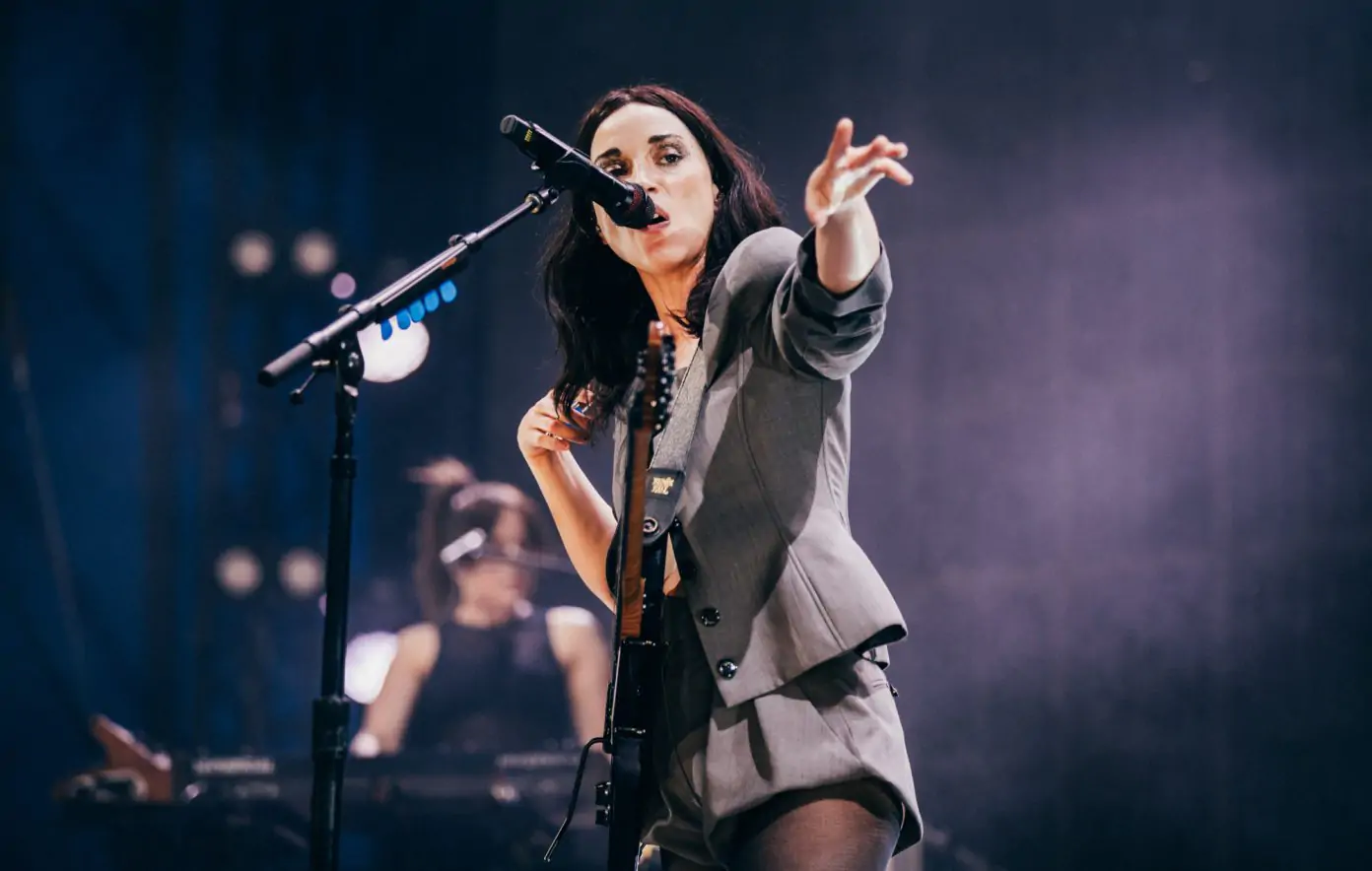 Энни Кларк (St. Vincent) на репетиции с оркестром Джулса Баки в Royal Albert Hall.