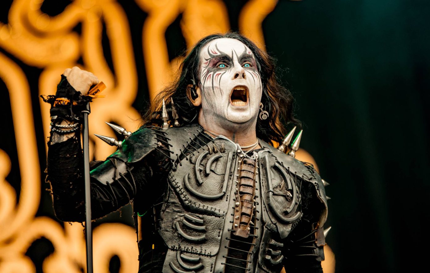 Дэни Филт из Cradle of Filth на сцене в Сувилахти 27 июня 2025 года в Хельсинки, Финляндия. (Фото: Венла Шалин/Redferns)