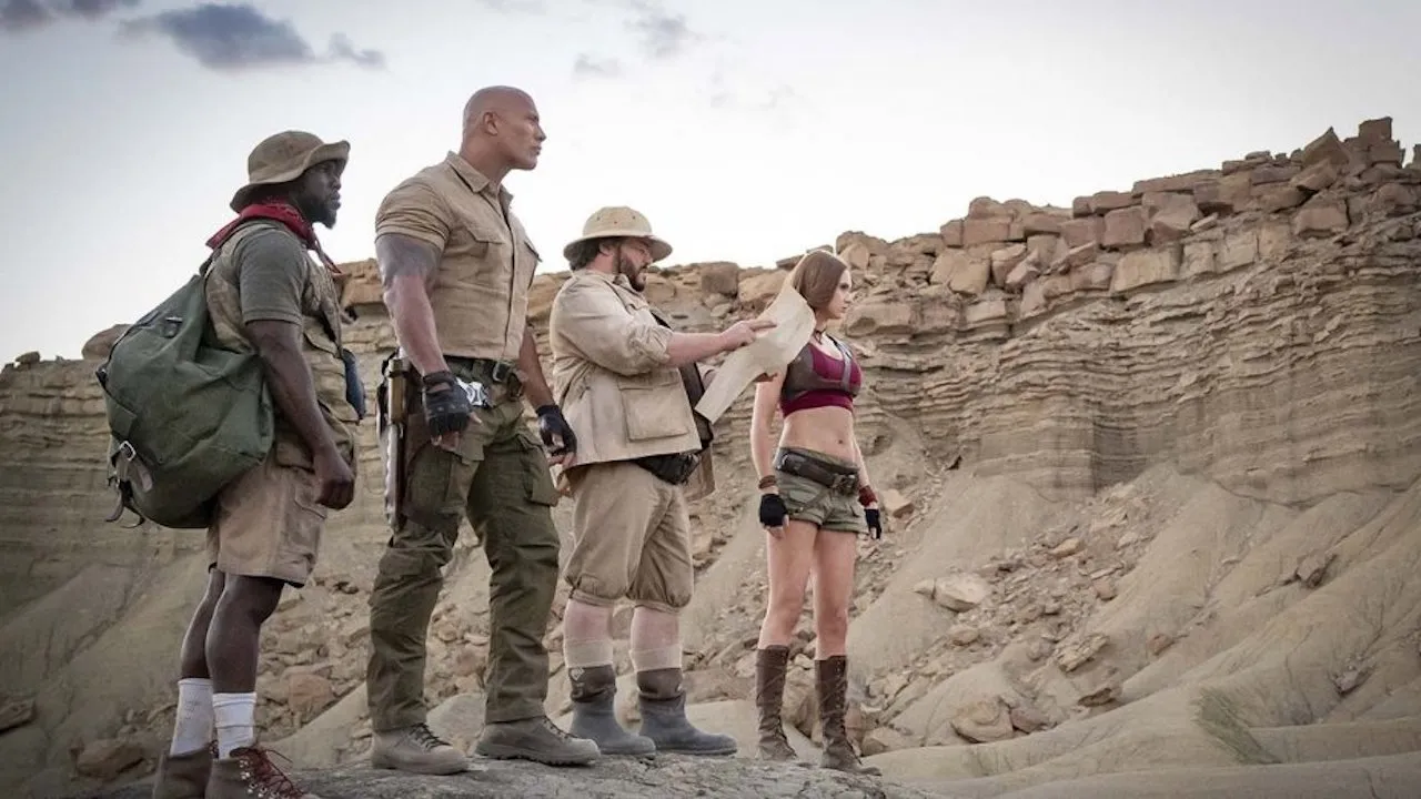 Кадр из фильма "Джуманджи: Новый уровень" сцена в горах