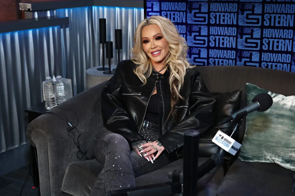 Bunnie Xo на шоу Джимми Киммела после новости об экранизации ее мемуаров Stripped Down. Подкастер и жена Jelly Roll Bunnie Xo в студии SiriusXM в Нью-Йорке. Автор бестселлера Stripped Down Bunnie Xo на красной дорожке в Нью-Йорке. Bunnie Xo во время интервью на Jimmy Kimmel Live, где она рассказала о Джеке Блэке. Джек Блэк сыграет Bunnie Xo? Добро пожаловать в самый безумный кастинг года Знаете, бывают новости, от которых сначала хочется протереть глаза, потом перечитать заголовок, а потом — широко улыбнуться и сказать: "А почему бы и нет?" Именно такую реакцию вызвало заявление Bunnie Xo, жены кантри-звезды Jelly Roll и автора нашумевшего бестселлера "Stripped Down". Она собирается на большой экран — студия 101 (те самые ребята, что делали "Йеллоустоун") заключила сделку с Universal Pictures на экранизацию её мемуаров. И когда ведущий Джимми Киммел спросил, кто бы мог сыграть её саму, ответ сломал шаблон окончательно. — Джек Блэк, — сказала Bunnie без тени сомнения. — Послушайте, Джек Блэк — это папочка, окей? И вот тут весь зал сначала замер, а потом взорвался аплодисментами. Почему это гениально На первый взгляд, выбор кажется абсурдным. Джек Блэк — комедийный актёр, звезда "Школы рока" и "Тропического грома", участник Tenacious D. Bunnie Xo — блондинка с обложки, бывшая эскортница, а ныне подкастер с миллионной аудиторией, жена одного из самых колоритных персонажей современной музыки. Но если копнуть глубже, становится понятно: Bunnie смотрит в корень. Она не ищет "похожую внешность". Она ищет того, кто сможет передать энергию. А энергия у неё — дай боже каждому. Та самая смесь уязвимости и стали, юмора и боли, которая и сделала её книгу бестселлером New York Times. Джек Блэк, между прочим, умеет быть не только смешным. Вспомните его драматические роли — "Король говорит" или даже "Берни", где он сыграл убийцу-гея с такой тонкостью, что критики только рты открыли. Человек с таким диапазоном способен на всё. Книга, от которой волосы дыбом Чтобы понять, почему выбор Bunnie вызывает уважение, надо заглянуть в "Stripped Down". Это не гламурные мемуары инфлюенсера. Это исповедь человека, который прошел через ад и решил рассказать об этом без прикрас. Попытки суицида. Множественные передозировки. Внематочные беременности. Мужчины, которые её били. Автомобильная авария, после которой она могла остаться парализованной. И всё это — до встречи с Jelly Roll, до славы, до подкастов и фотосессий. "Я написала эту книгу не ради денег, — объясняет Bunnie в эфире у Киммела. — Я просто хотела вытащить свою историю наружу. Хотела, чтобы она стала мостиком, который соединит меня с людьми. И, надеюсь, кого-то вдохновит". Написала она её в 2019-м. Тогда она ещё не знала, что попадёт в список бестселлеров. Просто села и выплеснула всё на бумагу. И оказалось, что её "всё" нужно миллионам. Травма как точка сборки Самое сильное, что она говорит в этом интервью — про травму. Про то, как она объединяет людей. "Писать эту книгу было катарсисом, — признаётся Bunnie. — И теперь, глядя на то, как она откликается в людях, я понимаю: травма не выбирает. Мы все — те, кто ломает проклятия поколений. Нас всех коснулась боль, которую мы не просили. И весь этот бардак, через который мы проходим, становится посланием. А испытания — свидетельством". Это не красивые слова из мотивационной лекции. Это человек, который выжил и теперь помогает выживать другим. А муж-то книгу не читал Отдельный кусочек интервью — про Jelly Roll. Он, оказывается, мемуары супруги так и не открыл. — Он и так это со мной прожил, — смеётся Bunnie. — Да и какой мужик захочет читать про жизнь жены до себя? Честно? Логично. Тем более что их знакомство было, мягко говоря, нетривиальным. Первая встреча — на концерте Moonshine Bandits в Лас-Вегасе. Потом "смок-сешн". И старый коричневый фургон Jelly, который Bunnie описывает как "мерзость" — с матрасом внутри и крошками по углам. "Это было отвратительно", — говорит она, но глаза её светятся. Они вместе уже десять лет. Jelly до сих пор ходит по дому со спущенными штанами (то ли привычка, то ли правда сильно похудел). А Bunnie до сих пор их подбирает. И да, она иногда скипает его песни на Pandora. "Это портит мой алгоритм!" — возмущается муж. "А мне плевать", — отвечает жена. И в этом, кажется, вся их семейная философия. Что дальше Экранизация "Stripped Down" — это только начало. Bunnie уже задумывается о второй книге. Рабочее название — "Маленькая чёрная книга". Намёк на её "прошлую профессию", о которой читателям, судя по всему, не терпится узнать подробности. А пока — ждём новостей о кастинге. Если Джек Блэк действительно согласится, это будет, пожалуй, самый неожиданный и самый крутой актёрский выбор года. Потому что кто, как не он, умеет быть одновременно смешным, трогательным и бесконечно живым? И кто, как не Bunnie Xo, умеет выбирать людей, которые видят её настоящую? P.S. И если уж совсем честно: после этого интервью хочется пойти и купить её книгу. Потому что если человек так говорит о своей жизни, значит, там есть что читать. Даже если экранизация задержится.